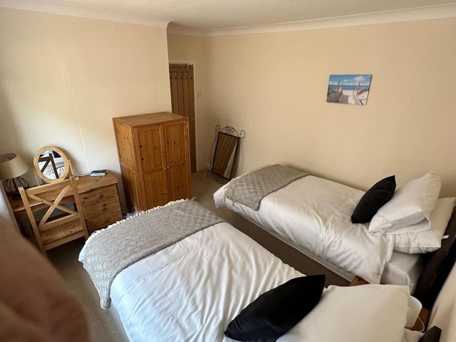 Offa'S Lodge Family Home Quiet Area With Sea Views Prestatyn Exterior photo