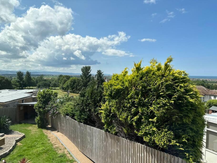 Offa'S Lodge Family Home Quiet Area With Sea Views Prestatyn Exterior photo