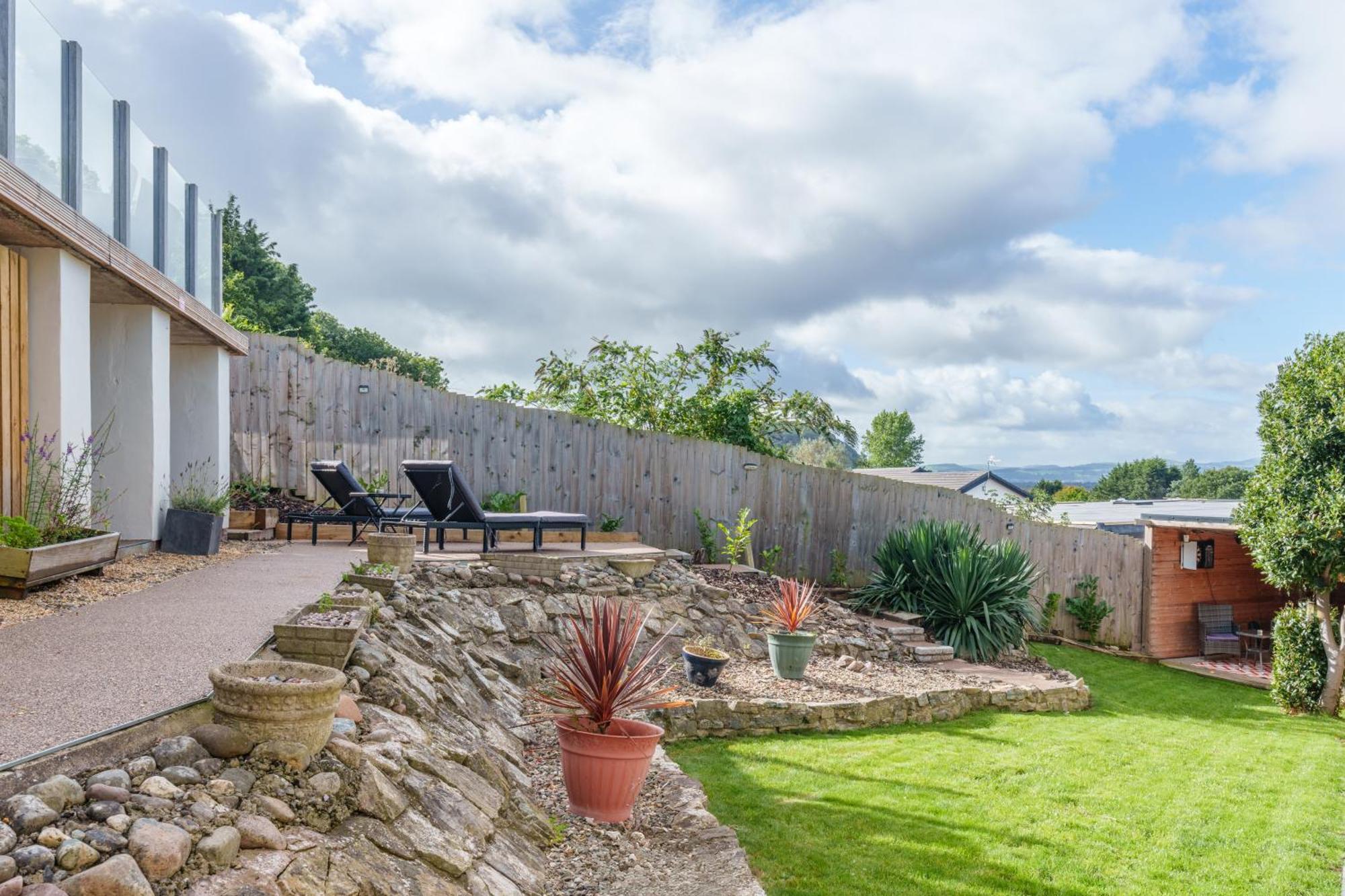 Offa'S Lodge Family Home Quiet Area With Sea Views Prestatyn Exterior photo